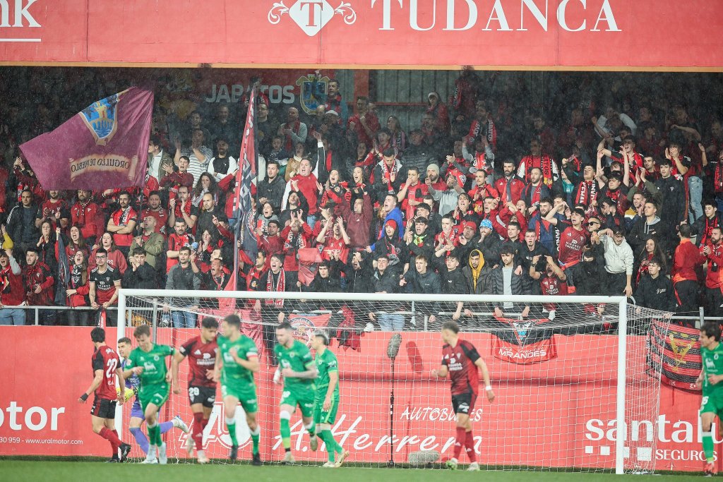 El Mirandés remonta y tumba al Racing en&nbsp;Anduva