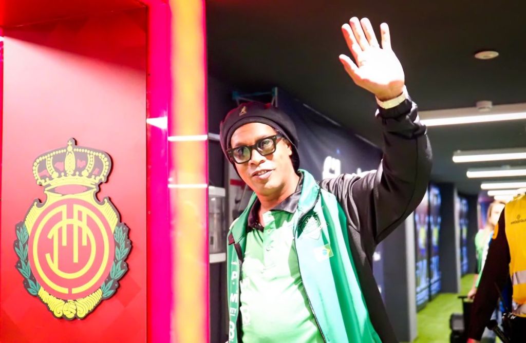 Ronaldinho se divierte en Son Moix en el Jogo Dos Famosos: España 3-3&nbsp;Brasil