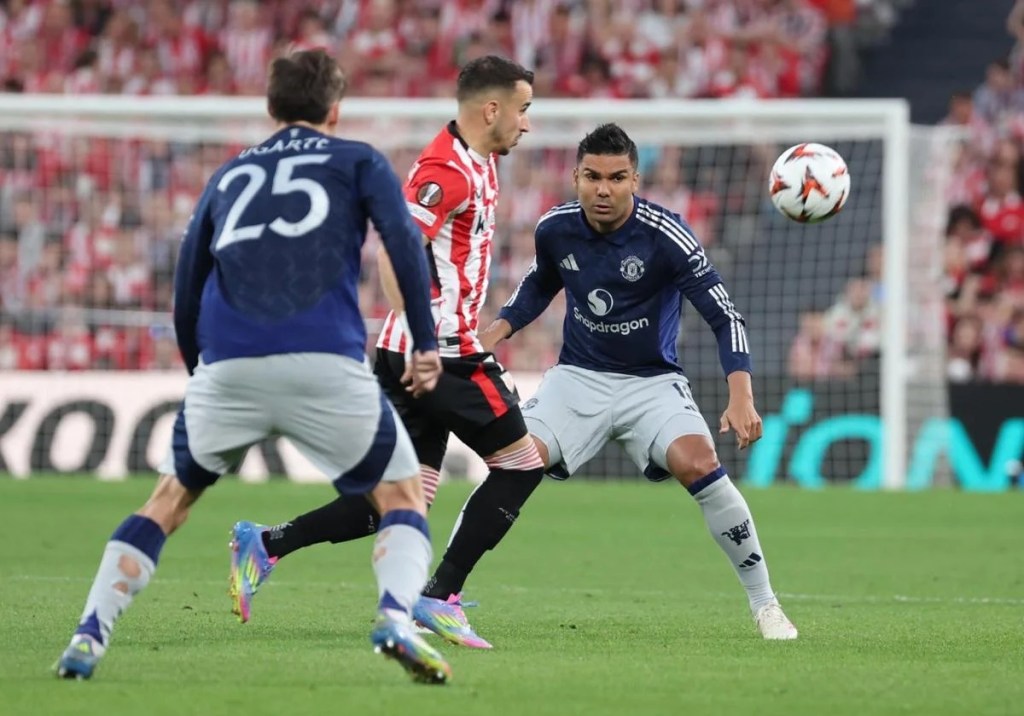 ¡Explota San Mamés! El VAR castiga al Athletic con penalti y roja a Vivian ante el&nbsp;United