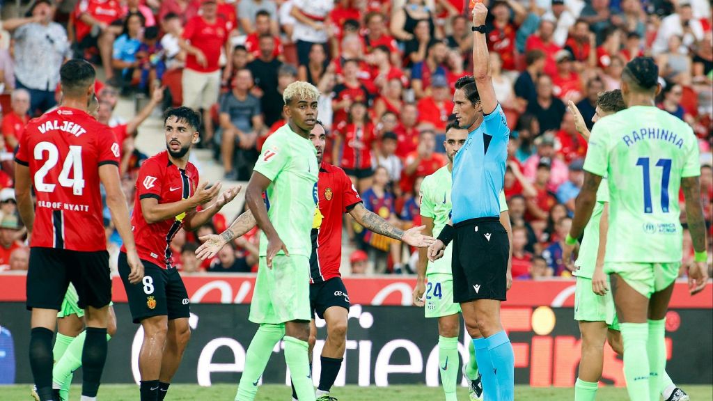 Las decisiones arbitrales enfrían el acalorado encuentro entre el Mallorca y el Barcelona en Son&nbsp;Moix