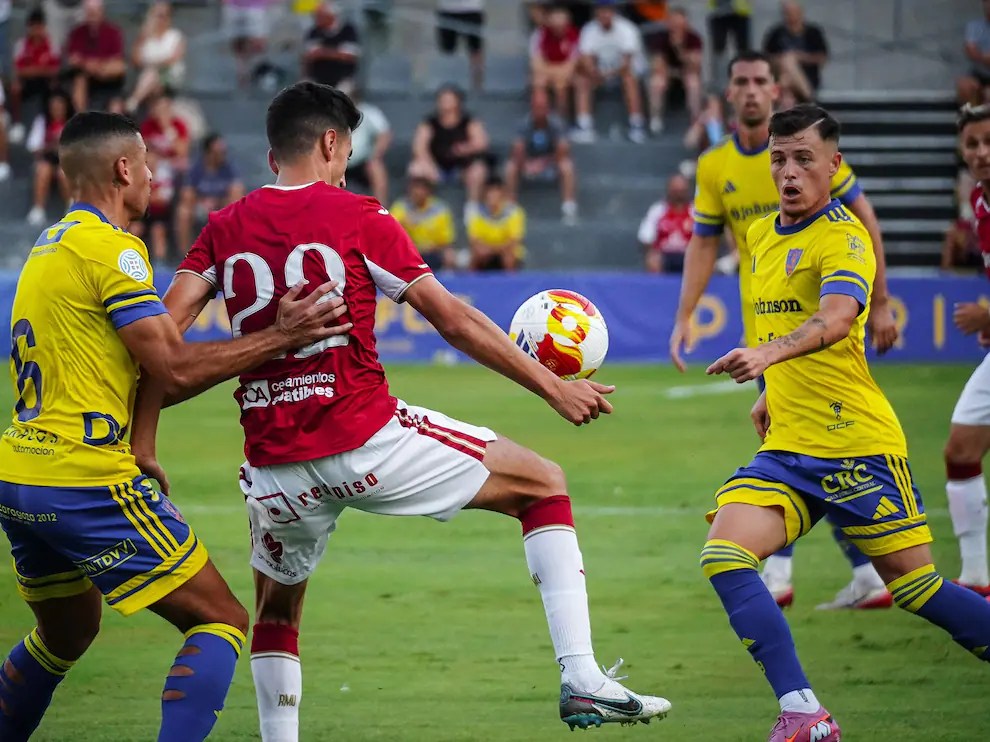El Orihuela no pasa del empate en su reencuentro con la afición en Los&nbsp;Arcos.