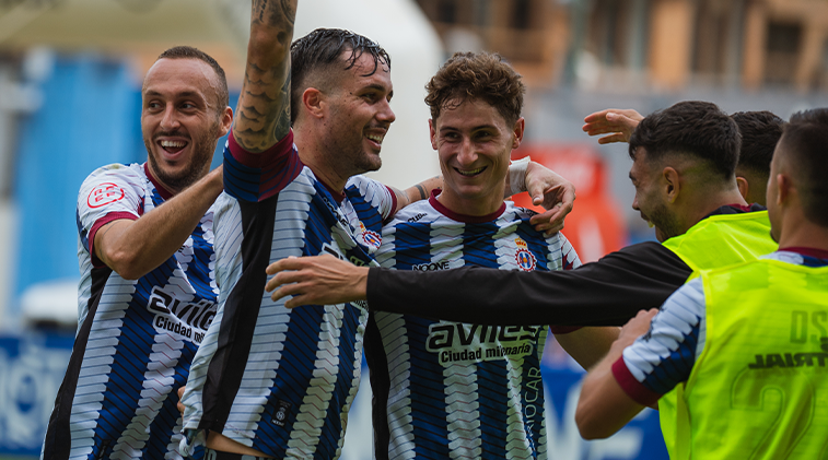 Real Avilés 3-2 Bilbao Athletic. La vuelta de Javi Cueto da la victoria al&nbsp;Avilés