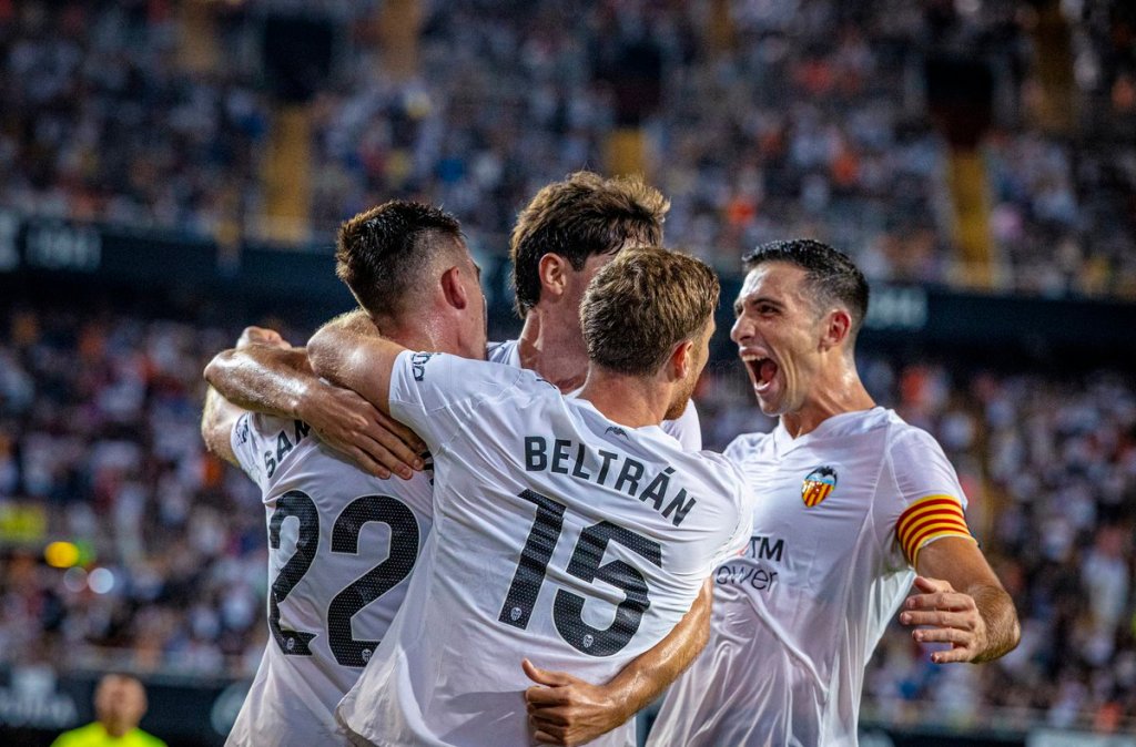 Valencia CF 2-0 Athletic Club: El equipo reacciona con Santamaría como&nbsp;protagonista