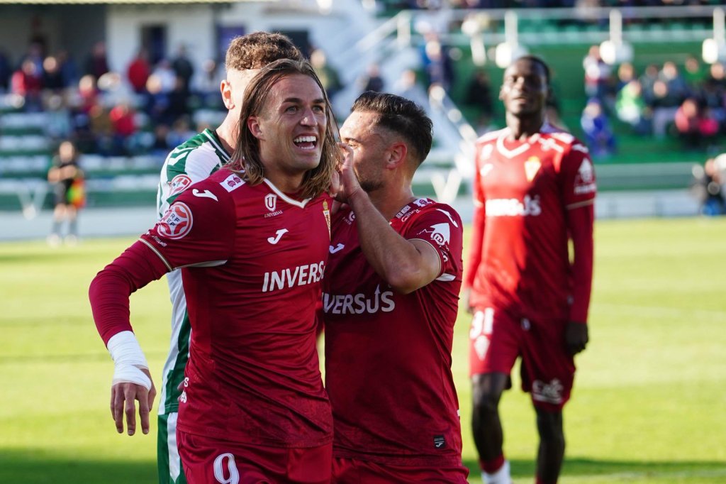 Colunga ilumina al Real&nbsp;Murcia