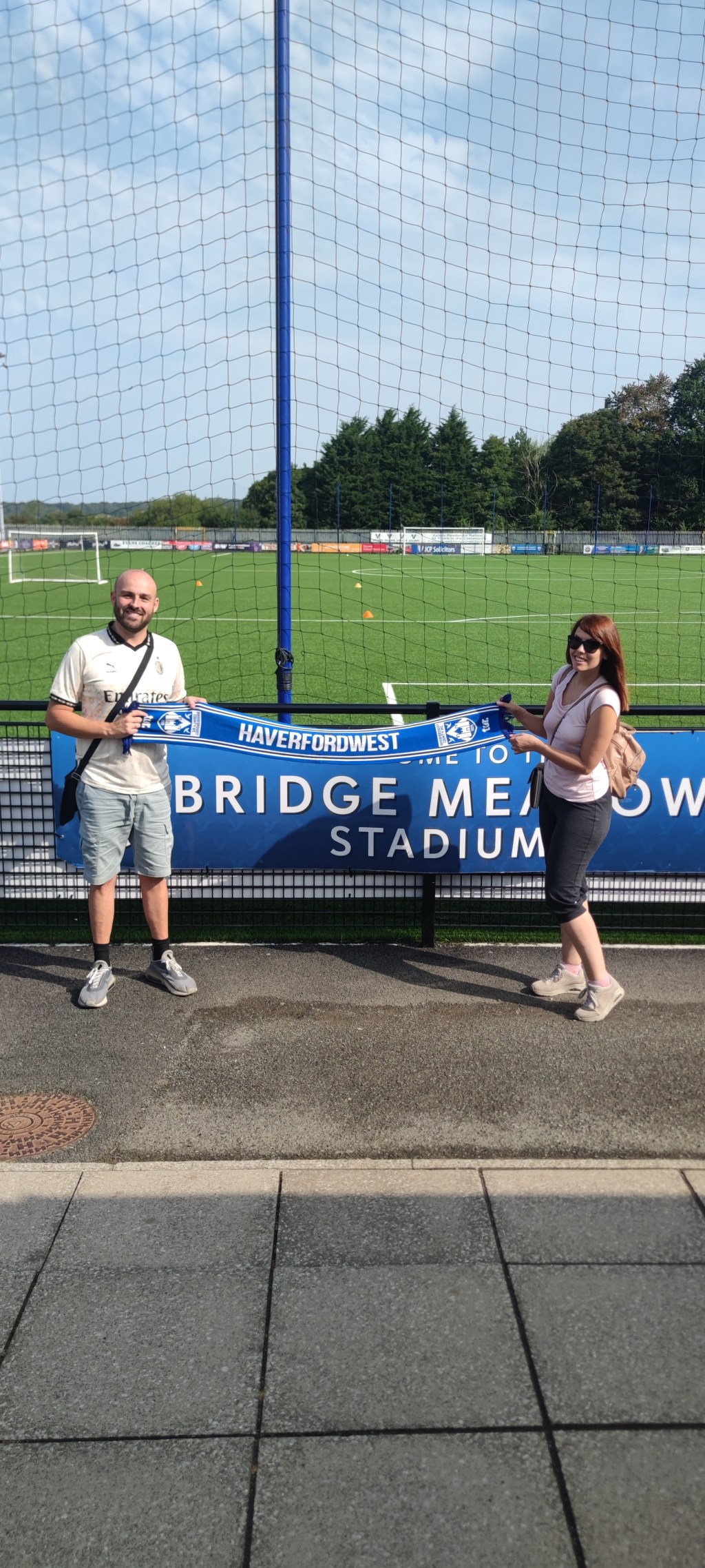 El mundo cabe en una bufanda: la colección única de El loco del&nbsp;futbol.