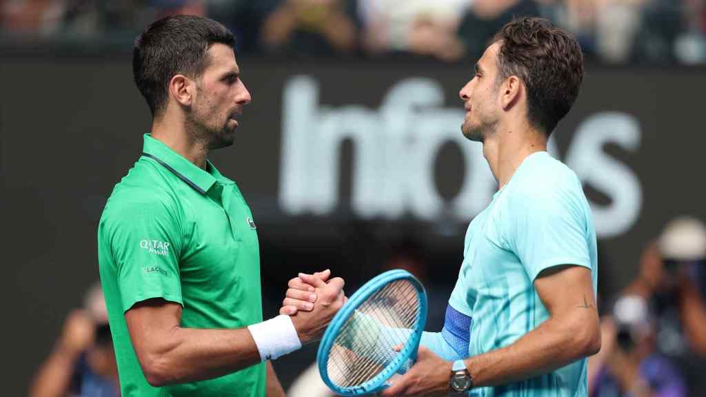 Musetti se retira lesionado y Djokovic pasa a la semifinal : “Voy a doblar mis oraciones esta noche para agradecer lo&nbsp;ocurrido”