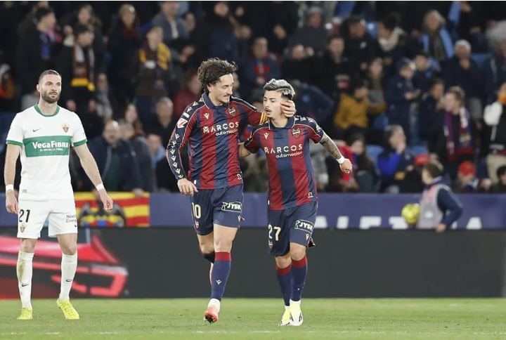 Maturro desata la locura en Orriols y deja al Elche&nbsp;helado