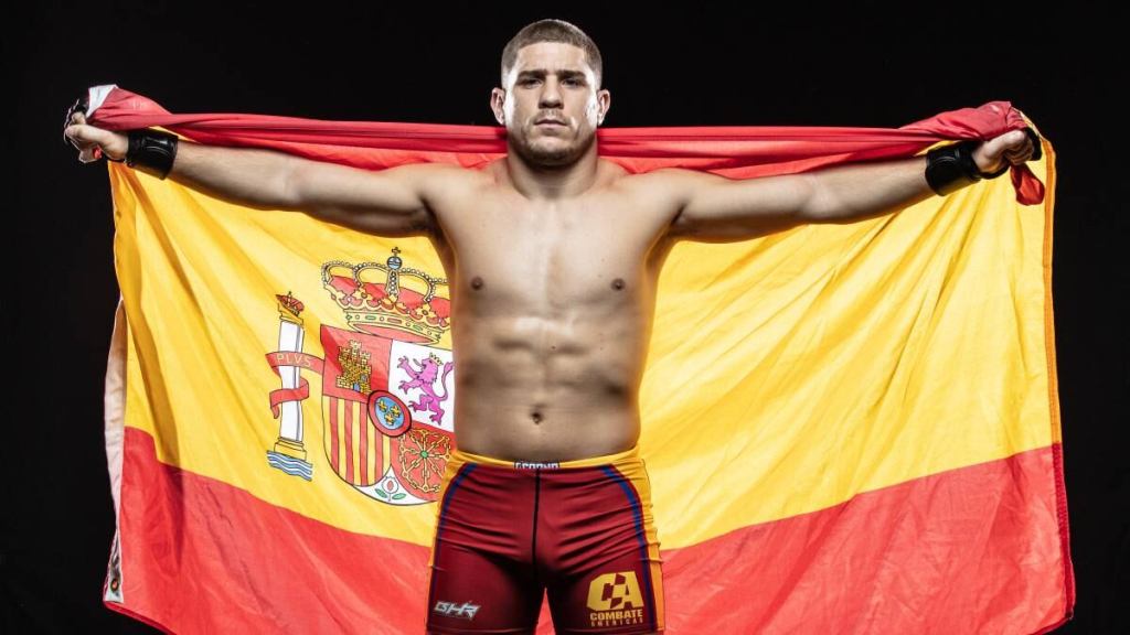 Zebenzui Ruiz posando con la bandera española