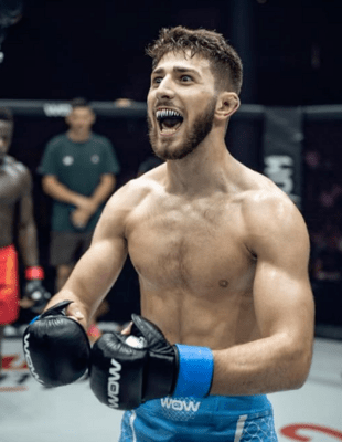 Barkaia en el octógono de WOW tras su última victoria como amateur. Ahora listo para debutar como profesional.