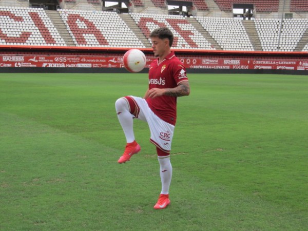 Víctor Olmedo presentado con el Real&nbsp;Murcia